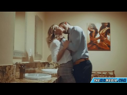 ❤️ Ina whakawaia koe e te kakaho tetona i roto i te wharepaku whanui ❤ Russian porn i a matou ️❤